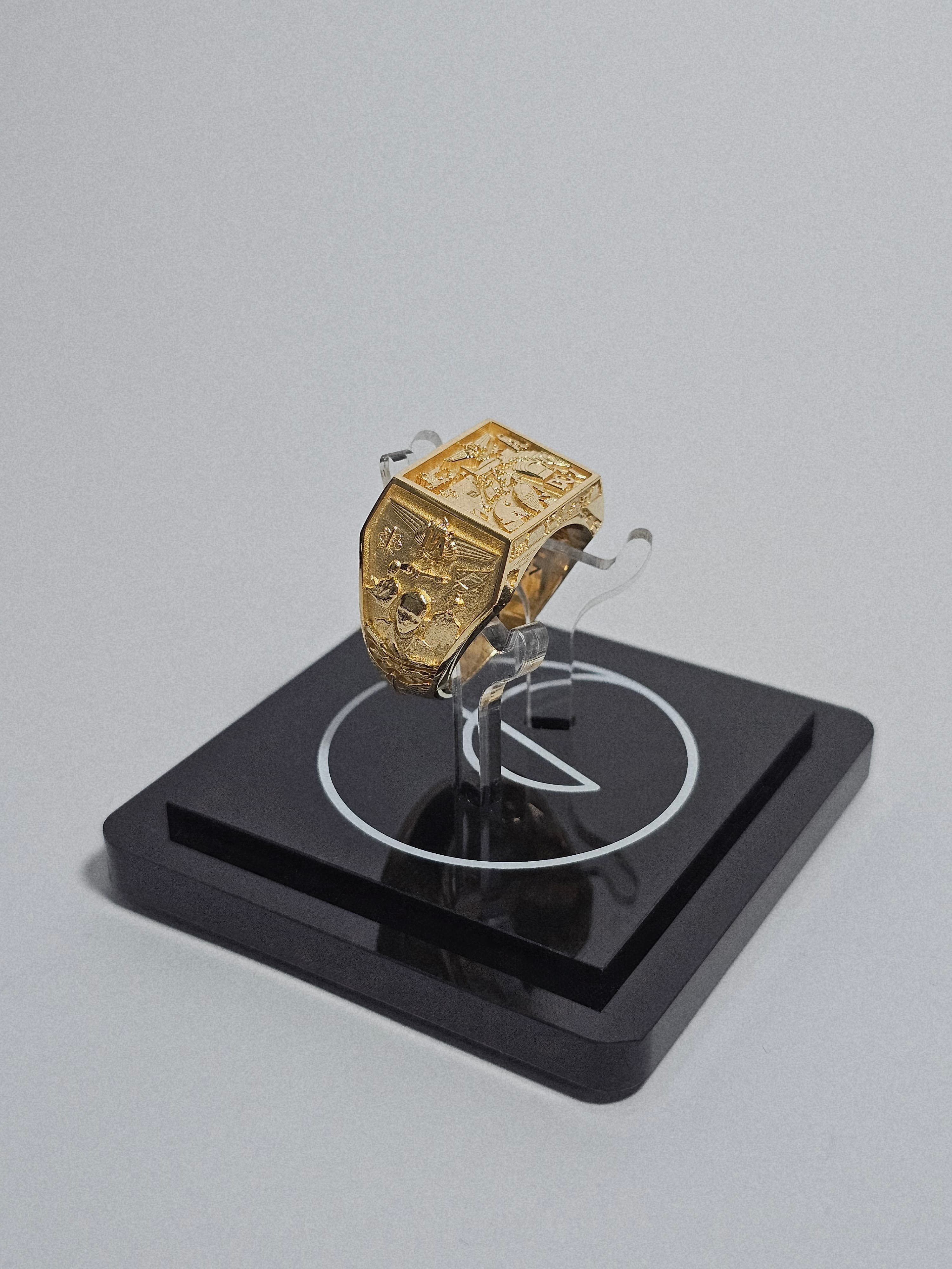 Anillo Avrati expuesto sobre una base con la marca