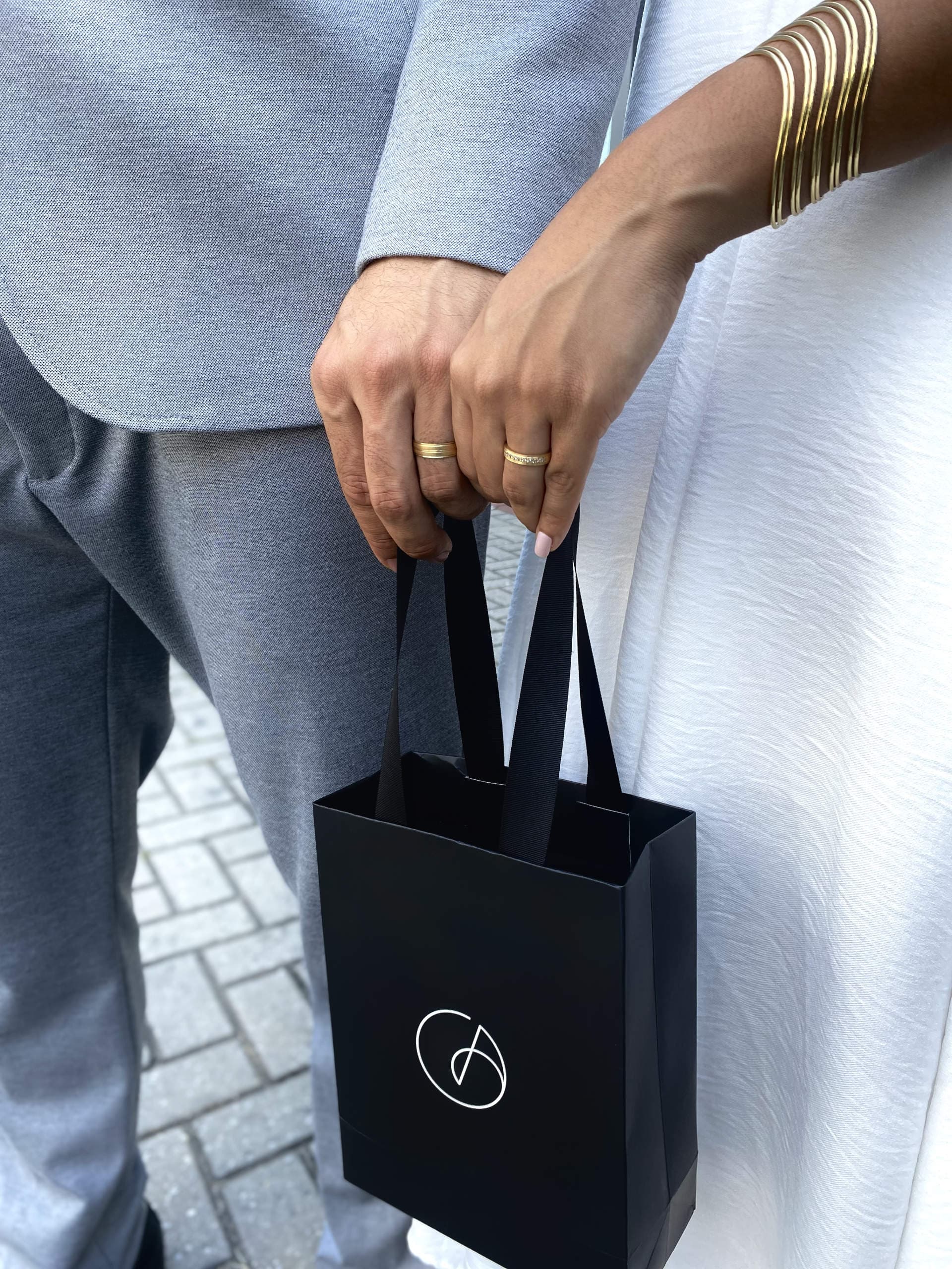 Pareja con una bolsa de joyería Avrati