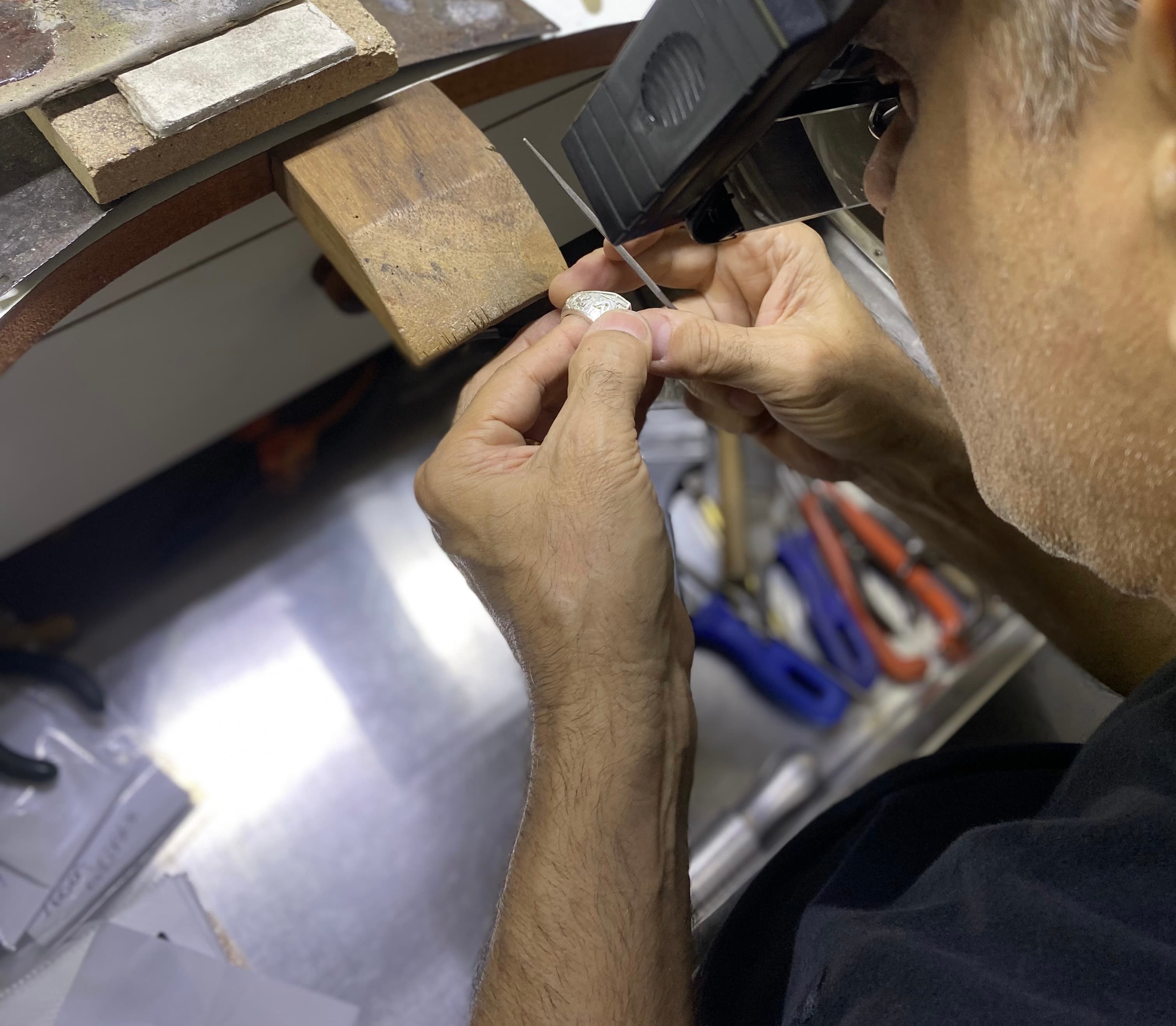 Artesano creando una joya a mano